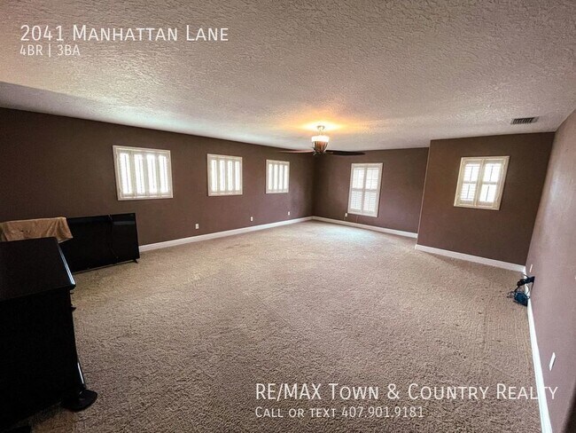 Building Photo - 2041 Manhattan Ln
