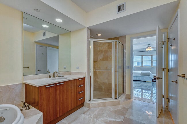 Building Photo - 2640 Lake Shore Dr