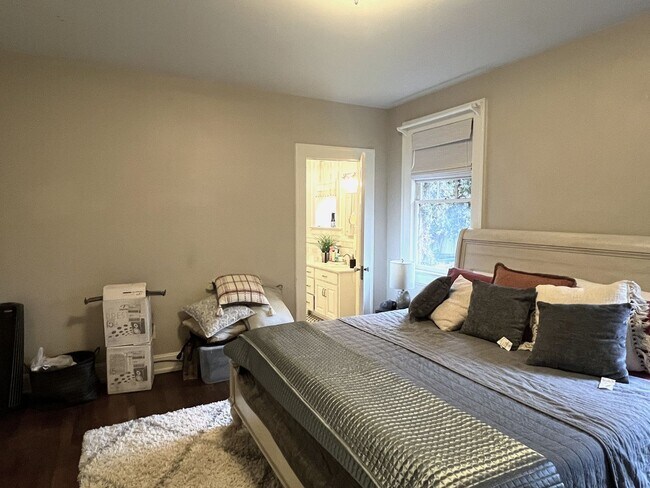 Building Photo - Beautifully Remodeled 1920's Bungalow