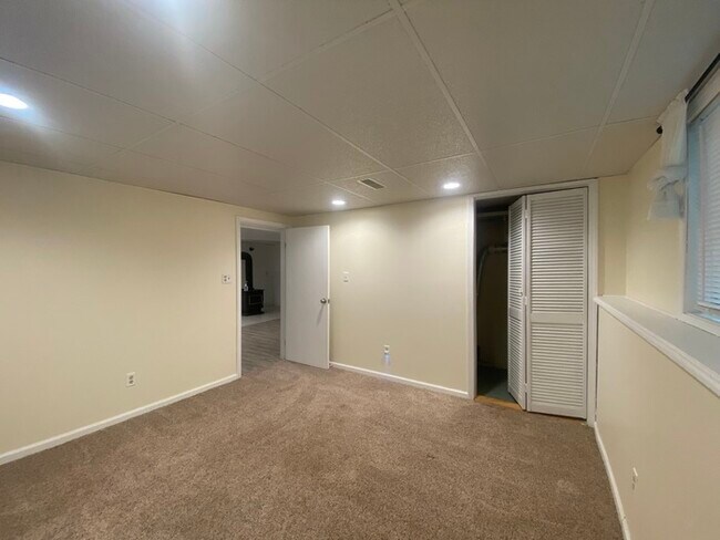Building Photo - Secluded 4 bedrooms 3 baths with 2 car garage and fenced in yard in the town of Rutland for rent!