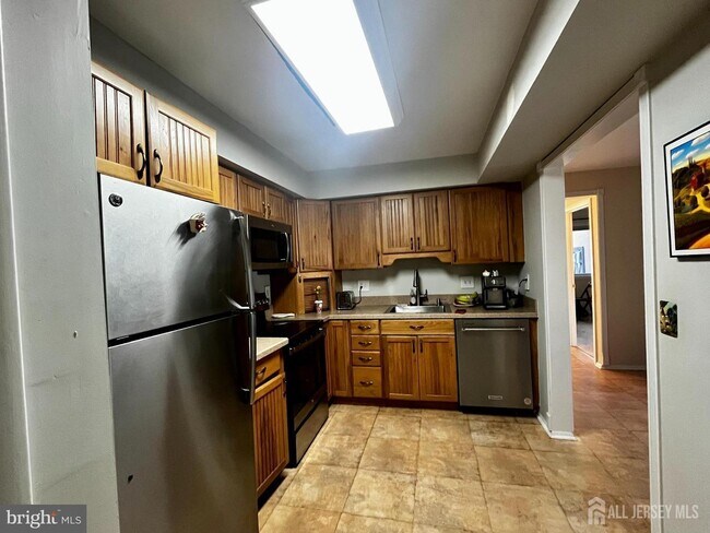 Building Photo - 2112 Sayre Dr