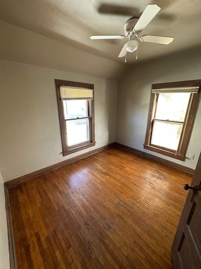 Building Photo - 3 bed 1.5 bath