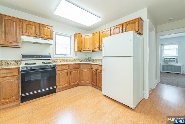 Building Photo - 807 Fern St