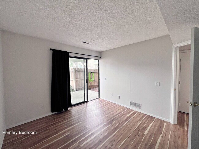 Building Photo - Cozy 2-Bed 1.5 Bath Townhouse in Aurora with Spacious Layout & Modern Comforts!
