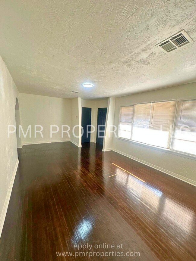 Building Photo - 3 Bedrooms / 1 Bathroom House