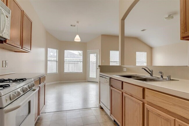 Building Photo - 19726 Cozy Cabbin Dr