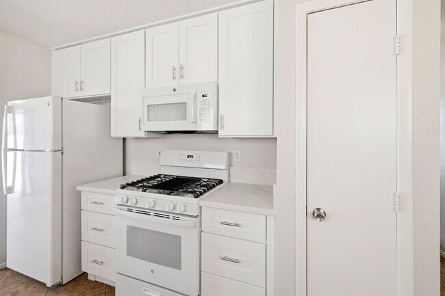 Building Photo - "Modern Comfort Close to Nellis Airforce Base: Spacious 3-Bed Home with 2.5 Baths in Vibrant Las ...