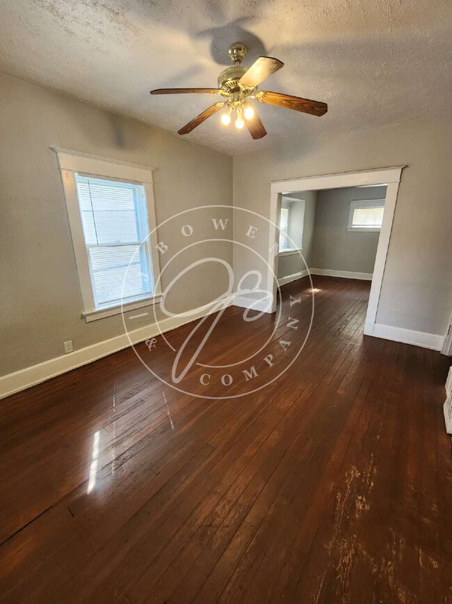 Building Photo - 3 bed 1 bath with bonus room on 1st floor