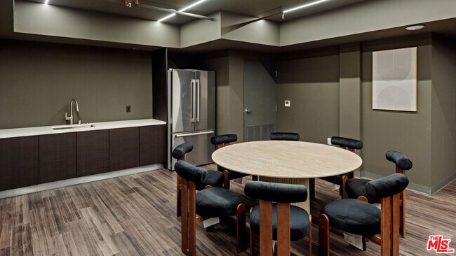 Building Photo - 505 S Barrington Ave