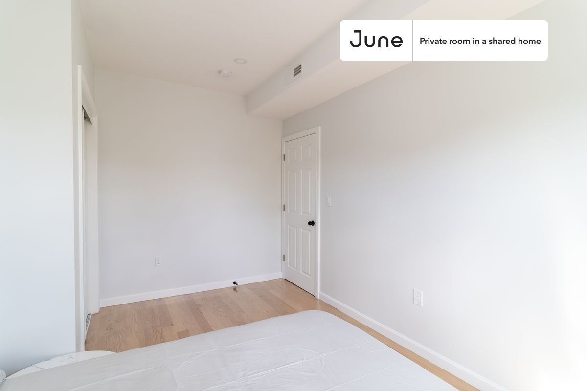 Building Photo - Private bedroom in 3 bed/2 bath Home