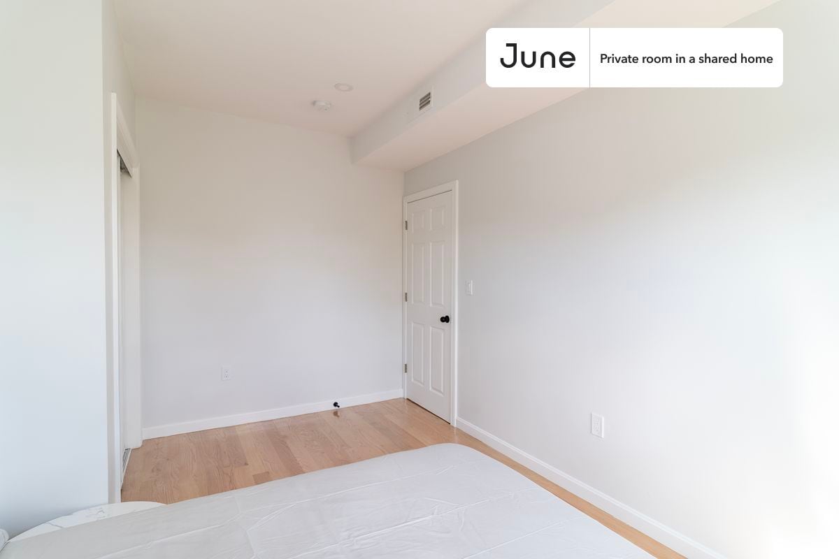 Building Photo - Room in Shared 3 bed/2 bath home in JFK/UMass
