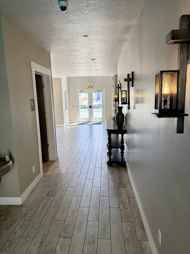 Building Photo - 1063 S