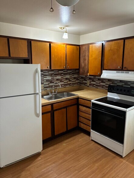 kitchen appliances - 3946 La Rosa Dr