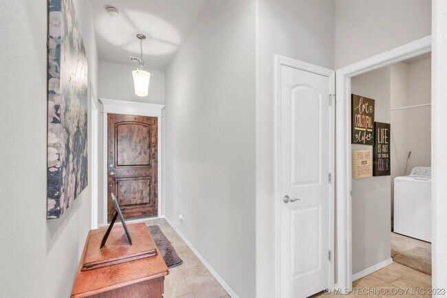 Building Photo - Beautiful 4 Bed 2 Bath Home with 2 car gar...