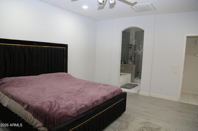 Building Photo - 6008 W Questa Dr