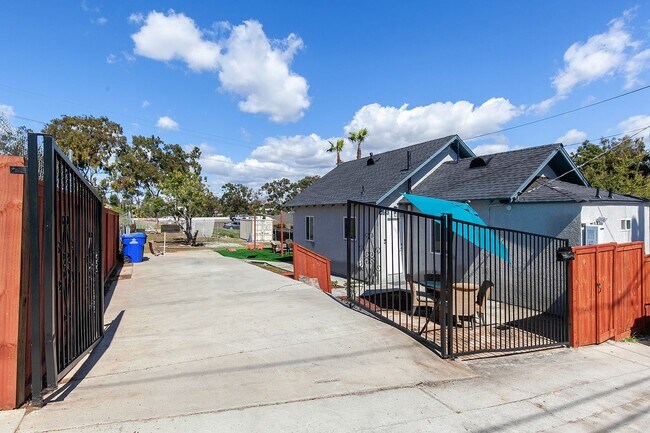 Building Photo - Newly furnished and remodeled 2 bed 2 bath!