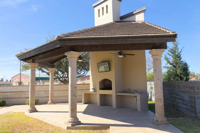 Building Photo - 10614 Kirby Dr