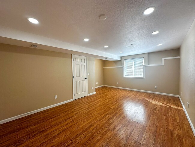 Building Photo - Luxurious Castle Pine living awaits!
