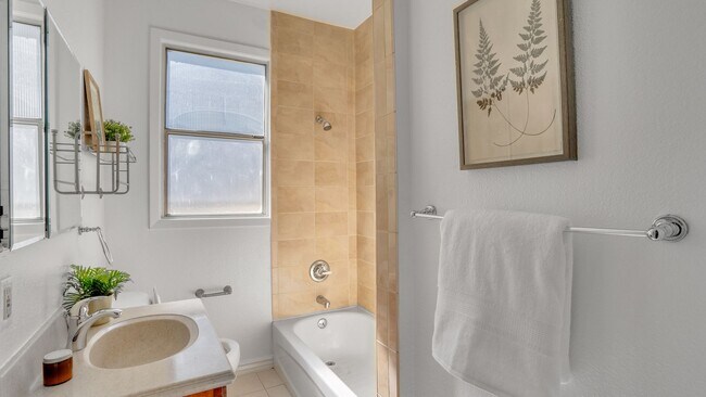 Building Photo - Two Bedroom Condo in SOMA with Yard, Parking, and W/D.