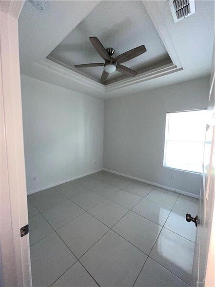 Building Photo - 404 Rafael Dr