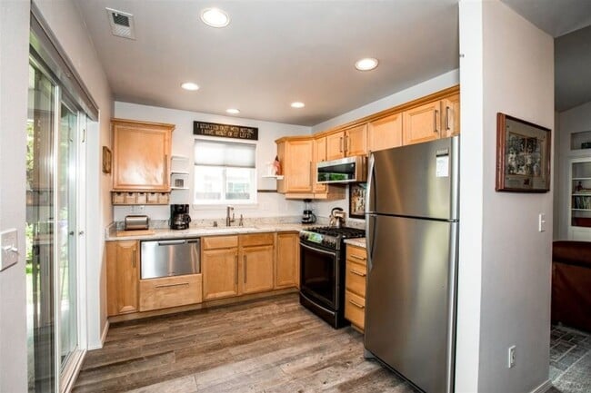 Building Photo - 2 bedroom Townhome close to Whitefish Lake Golf Course