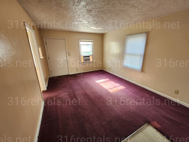 Building Photo - $950 - 3 bedroom / 1 bathroom - Single Fam...