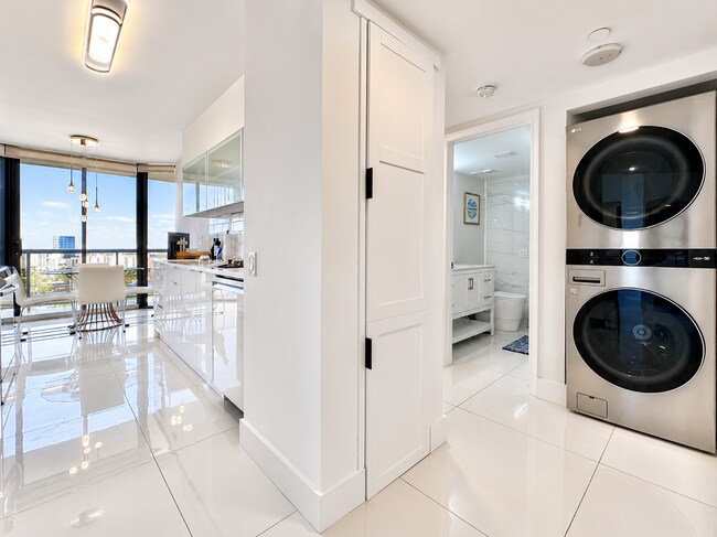 Building Photo - 3640 Yacht Club Dr