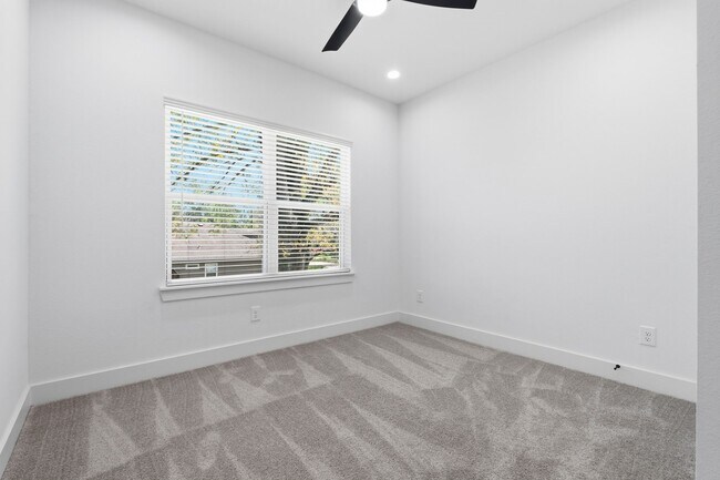 Building Photo - 8805 Parkway Dr