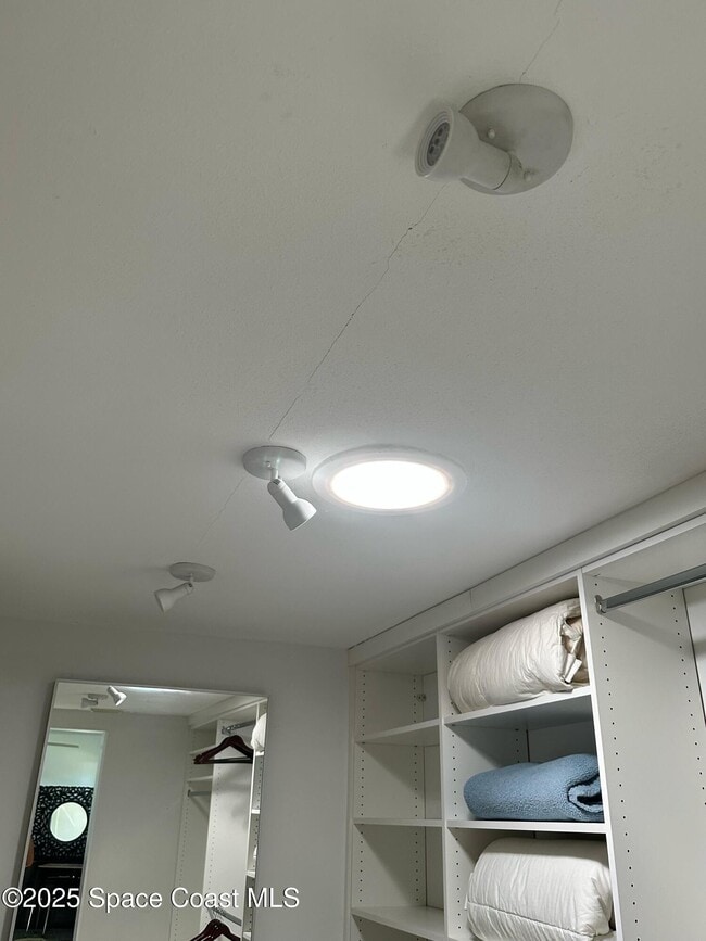 Building Photo - 302 W Osceola Ln