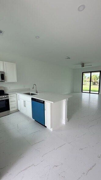 Building Photo - 1105 Dean St E