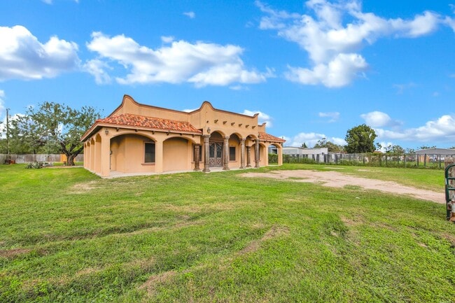 Building Photo - 825 Carpintero St