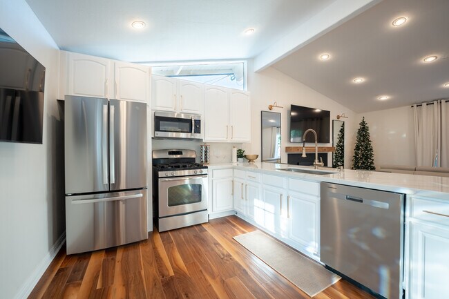 Building Photo - 9962 Pacific Ave