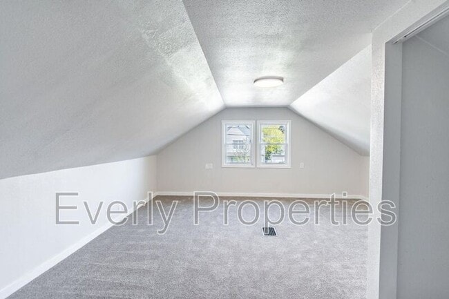 Building Photo - 1025 Yout St