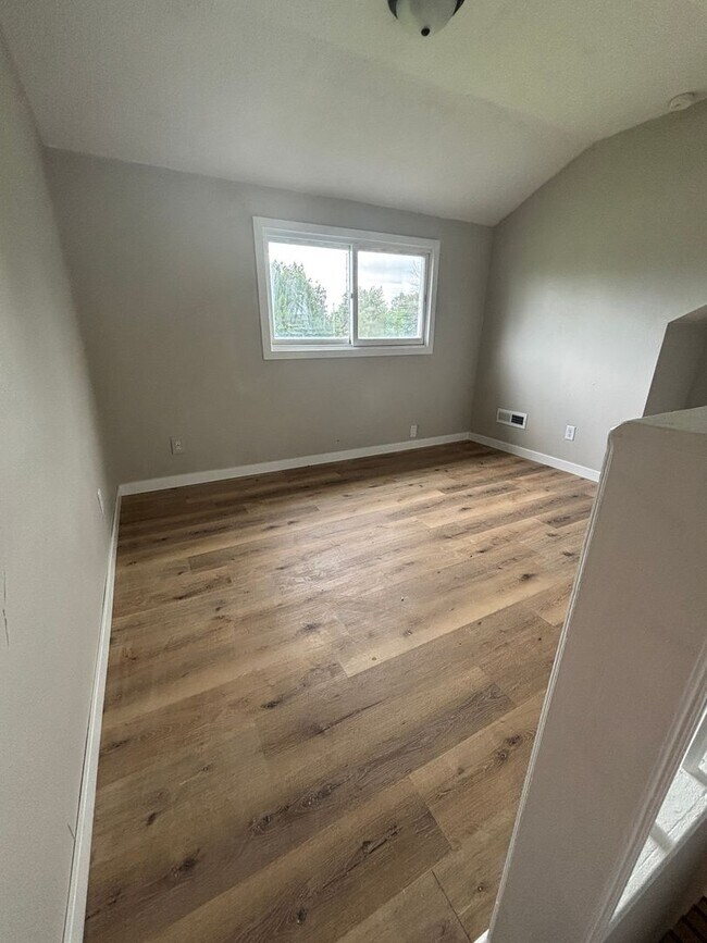 Building Photo - Newly Renovated 2 Bed 1 Bath Apt Move In Special!!