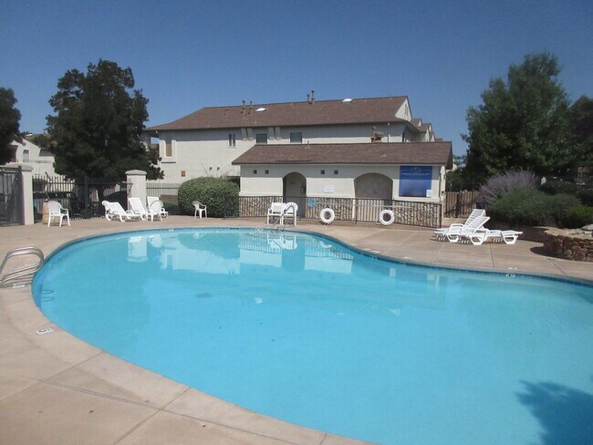 Building Photo - 6501 San Antonio Dr NE
