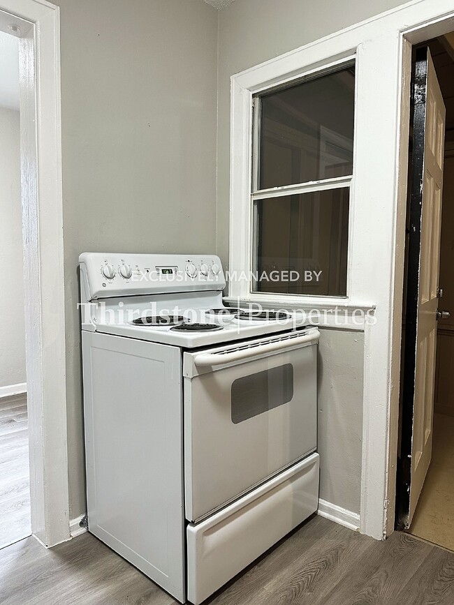 Building Photo - 1979 Brackland St