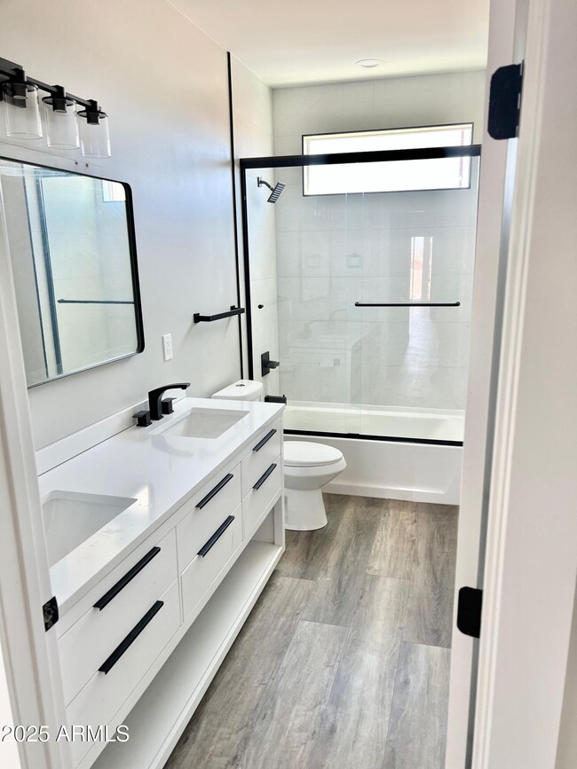 Building Photo - 2537 E Southgate Ave