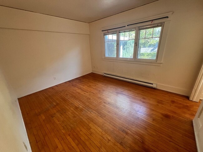 Building Photo - Vintage 3BD Home w/ Single Car Garage!