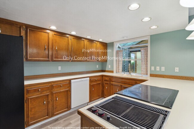 Building Photo - Spacious Three Bedroom Home in Desirable Charbonneau!