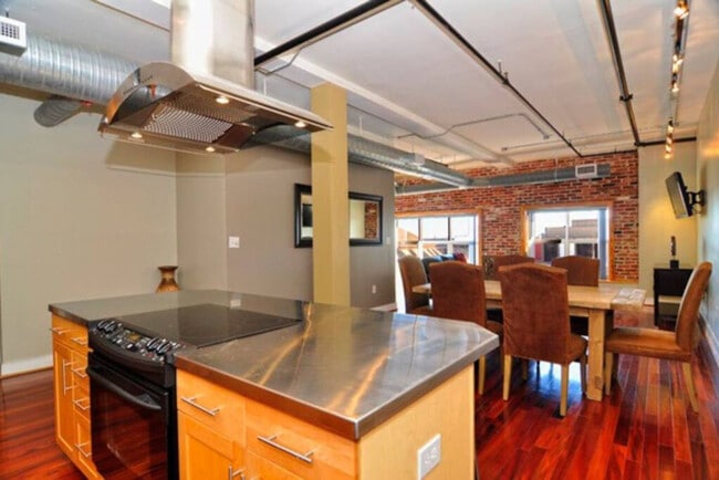 Building Photo - 558 Granby St