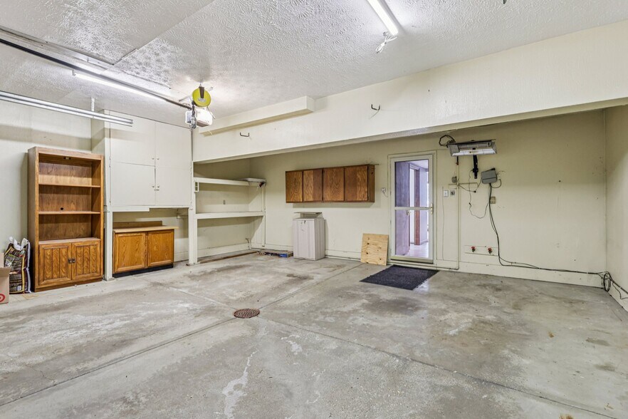 Building Photo - 6235 Sunnywood Dr