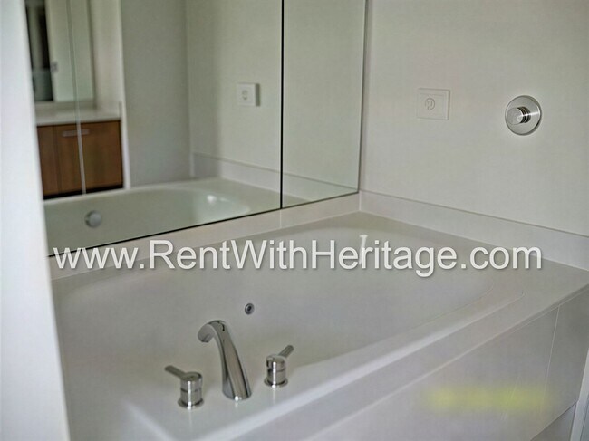 Building Photo - WOW!!!.....GORGEOUS 4Bd / 3Ba / UPGRADES GALLORE/ SWIM / TENNIS COMMUNITY