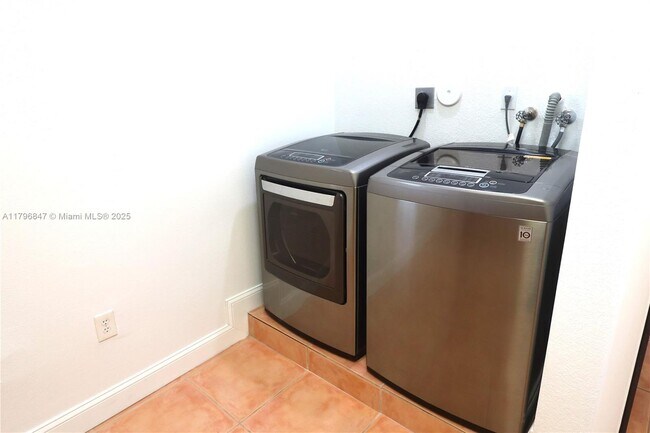 Building Photo - 2865 SW 139th Ave