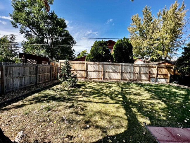 Building Photo - AVAILABLE OCTOBER! Wonderful 3 bed/2 bath ...