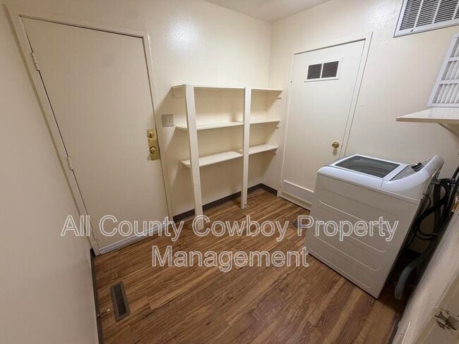 Building Photo - 140 S Cribbon Ave