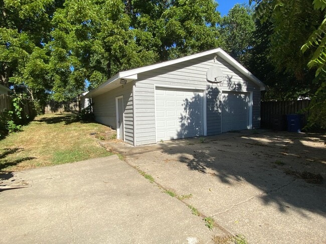 Building Photo - 4 Bedroom 2 Bathroom 2 Stall Detached Garage
