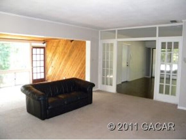 Building Photo - Black Acres-Three Bedroom, Two Bath 2068sf 1/2 mile to Law School or the Swamp