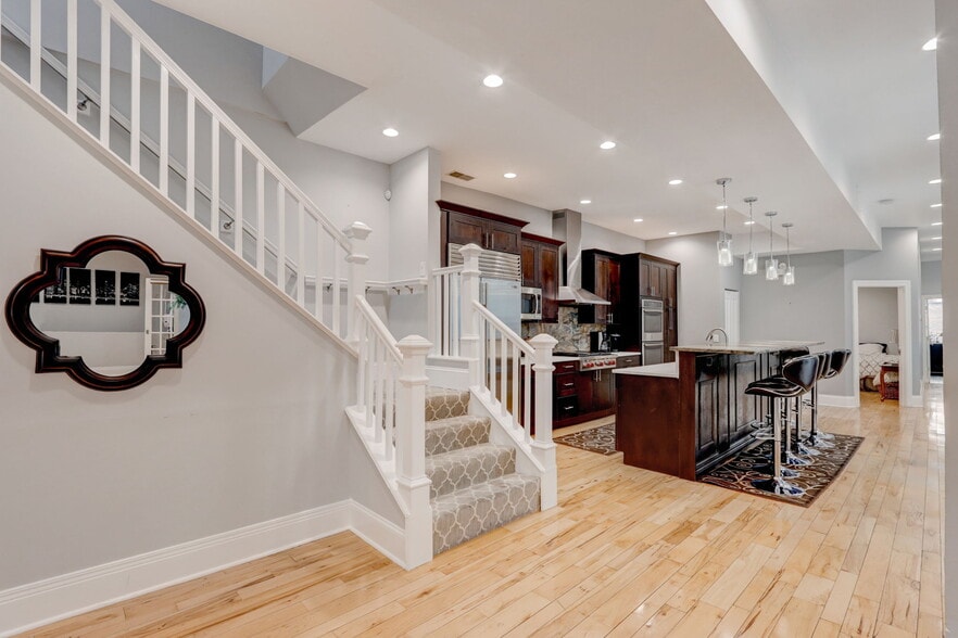 Building Photo - 20 W Ontario St