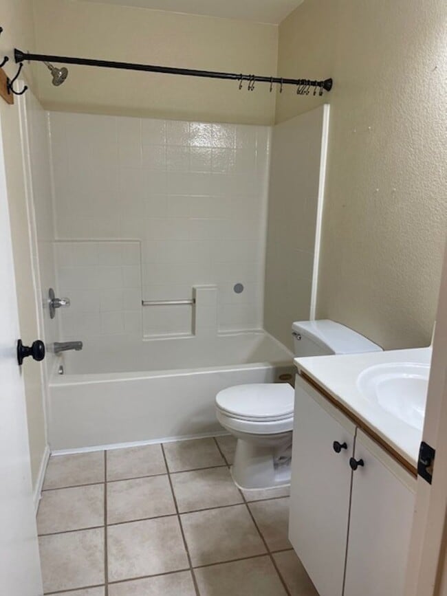 Building Photo - Small home with all appliances!