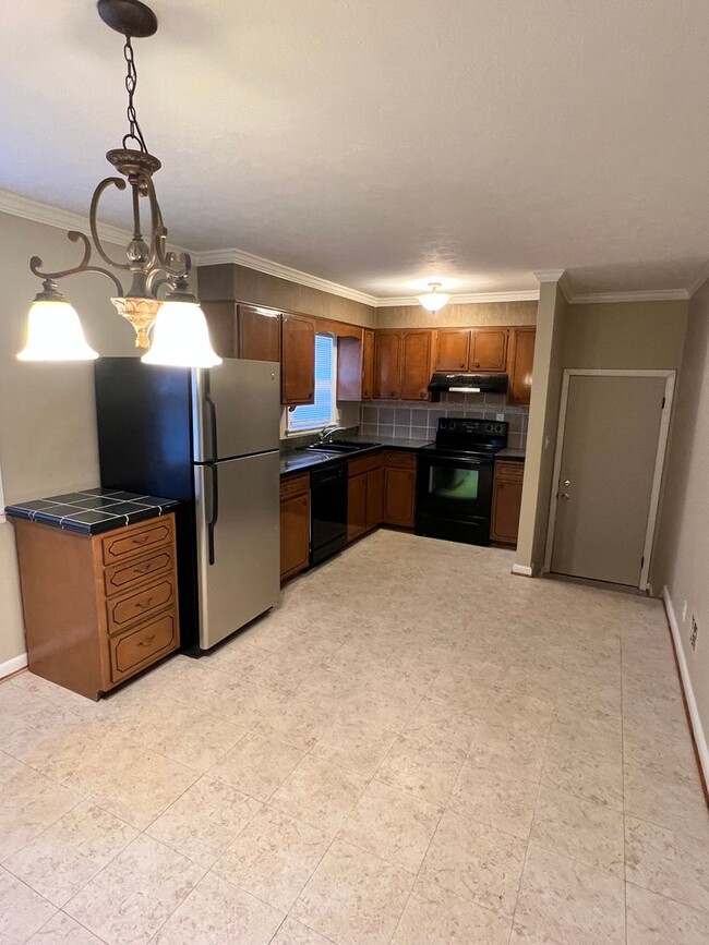 Building Photo - Adorable home in Highview